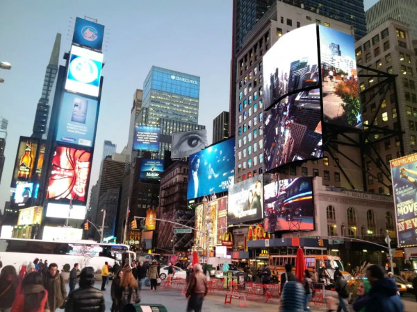 Broadway 1552號,800㎡顯示屏