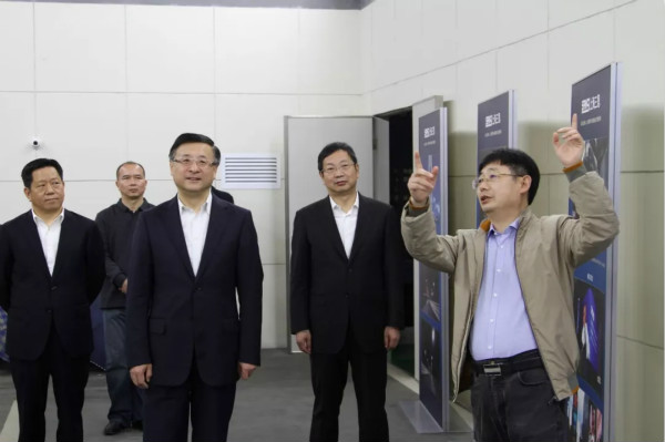 上海市委常委、市委政法委書記陳寅(中)、閔行區區委書記朱芝松(右二)、區委常委、政法委書記劉豫峰(左一)聽取上海三思總裁王鷹華(右一)介紹LED相關技術和產品