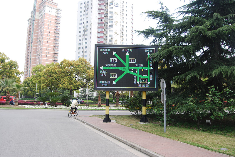 智慧路口,雷達(dá)偵測(cè),誘導(dǎo)屏,共享數(shù)據(jù)